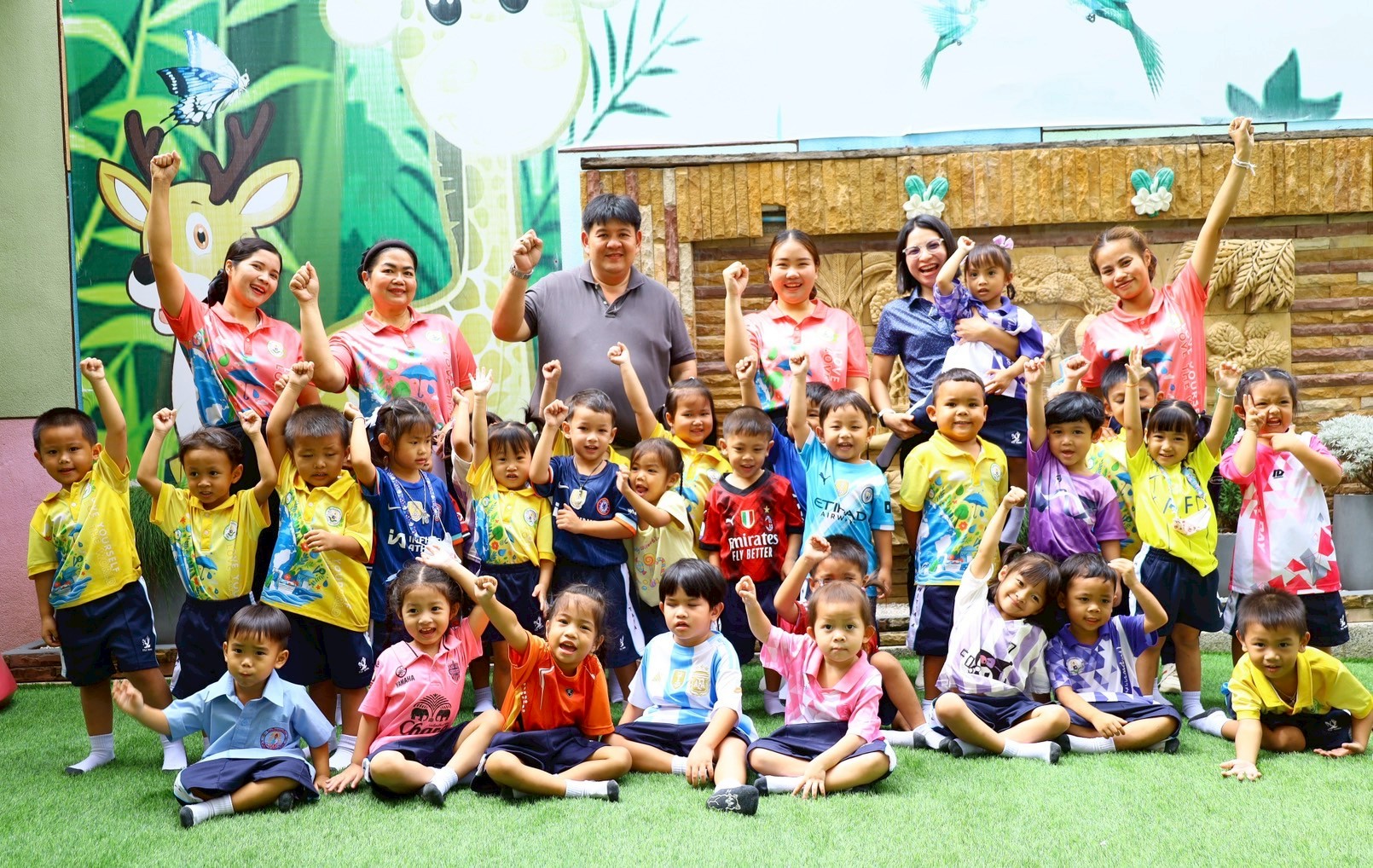 เจ้าหน้าที่จากโรงพยาบาลส่งเสริมสุขภาพตำบลกรับใหญ่ ได้มาให้บริการตรวจสุขภาพช่องปาก